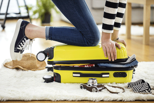 Maleta-llena-espacio Maleta pequeña insuficiente para un viaje.