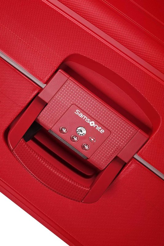 mejores-juegos-maletas-viajes-Samsonite-SCure-candadoTSA Detalle del candado TSA de anclaje de una maleta Samsonite S'Cure roja.